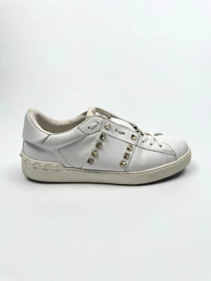 Valentino Rockstud Sneakers - Valentino Garavani Rockstud sneakers. Storlek 40,5. Skick 8,5/10. Nypris ca 7700kr. 100% autentiska.