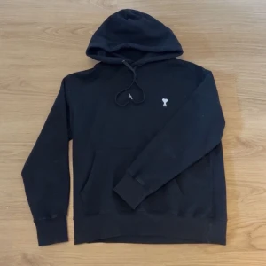 Svart hoodie  - Knappt använd bra skick