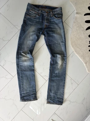 Nudie Jeans - Hej säljer mina nudies i storlek 28/34. Modellen heter straight alf och byxorna sitter straight och passar mig perfekt som är 180 cm. Jeansen har en väldigt fin och unik wash med honeycombs som är svår att få tag på. Passar dig som diggar ”archive stilen” och som inte vill ha för baggy jeans men fortfarande inte slim fit. Priset är inte hugget i sten. Hör av er vid frågor! 😁  Mått: (+/- 1cm) Waist: 40cm Ytterben: 106cm Benöppning: 19cm