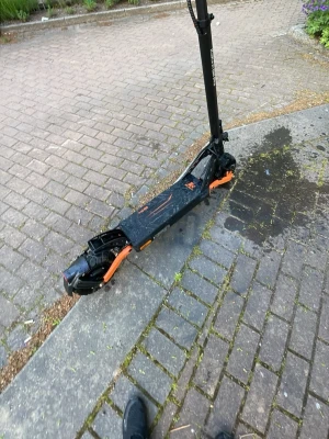 Svart elscooter med orange detaljer - Säljer en svart elscooter med orange detaljer och robusta däck. Scootern har bred fotplatta, stötdämpare bak och tydliga reflexer. Perfekt för dig som vill ta dig fram snabbt och smidigt i stan. Laddas enkelt och har en sportig design. i Stockholm