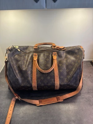 Louis Vuitton Keepall Bandouilere 50L - Säljer nu en oerhört fräsch Louis Vuitton Keepall Bandouilere   Storlek 50L  ÄKTA  Mycket bra skick,små defekter förekommer vilket är vanligt.