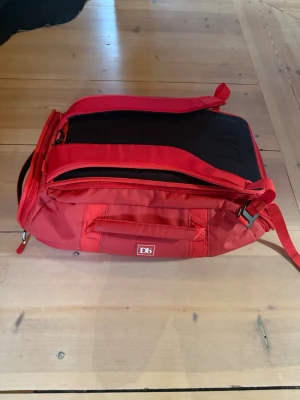 Db Journey duffelbag/ryggsäck 40L - Snygg praktisk väska som kan användas som både duffelbag och ryggsäck. Går enkelt att fälla in och ut banden och har en egen ficka nedtill för t.ex skor. Rymmer 40L