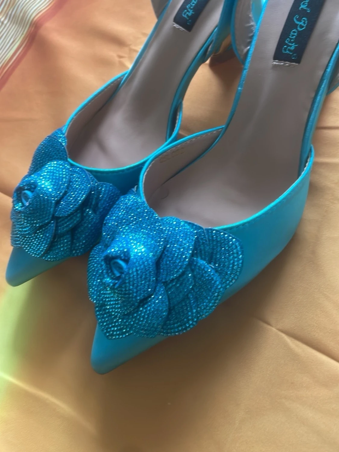 Blå glittriga pumps med blomdetalj - 1
