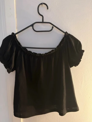 Svart Topp - Jättesöt fin topp, man kan ha den som off shoulder om man vill❣️