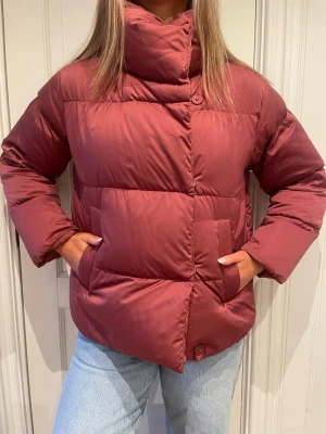 Vinröd pufferjacka från Max Mara - Knappt använd jacka från Max mara. Nypris 6 000kr, finns ej att köpa i butik längre.