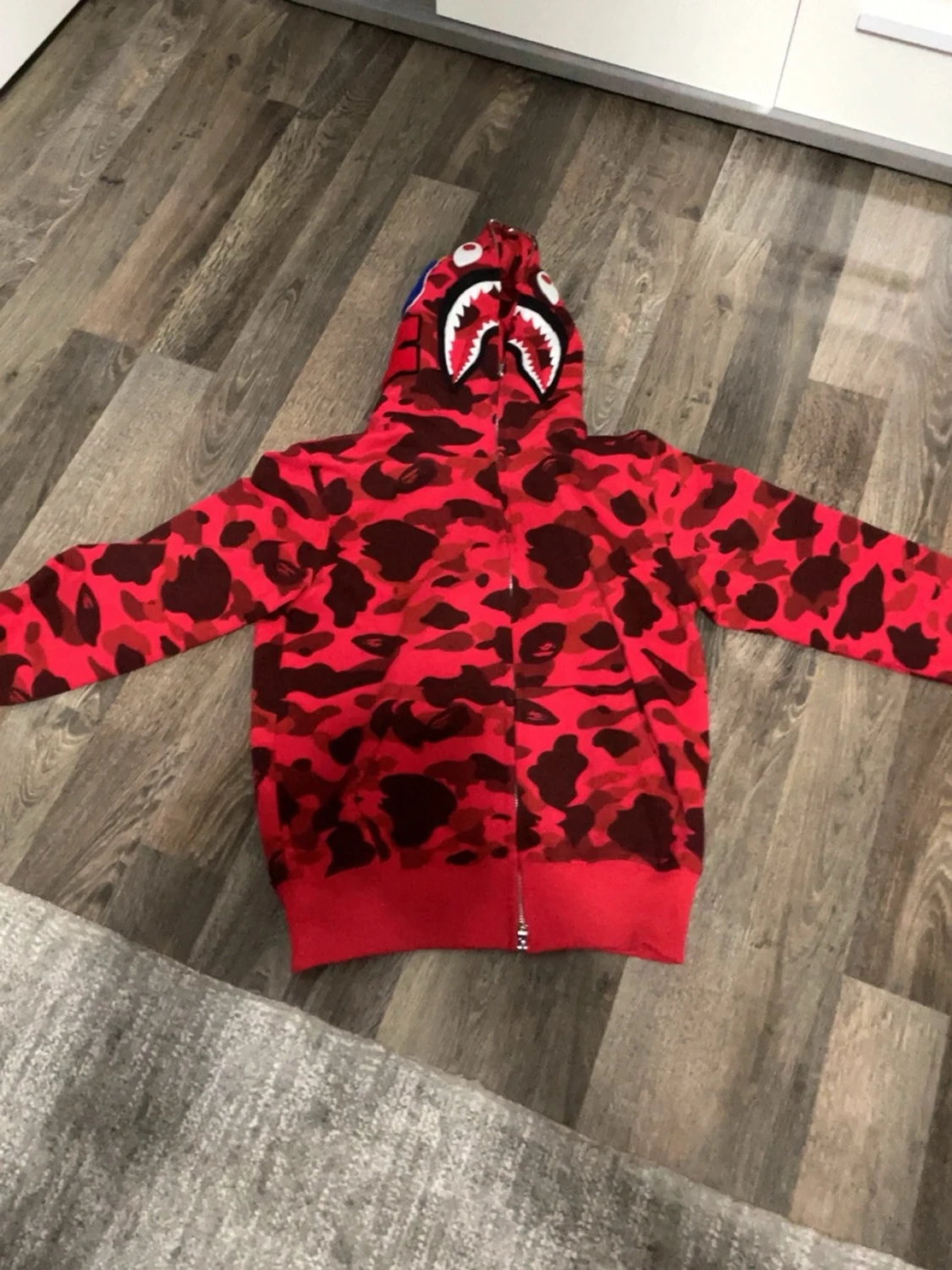 Röd camo hoodie från BAPE - 2