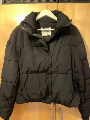Svart pufferjacka från Zara - Säljer en svart pufferjacka från Zara, knappt använd