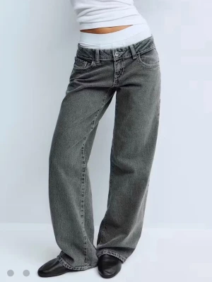 Baggy jeans ifrån Gina🌸 - Säljer dessa as coola jeansen ifrån Gina sitter säkert jättebra på någon annan men inte på mig då jag är väldigt lång och smal så passar generellt inte i vida byxor jätte fina och passar till princip allt🥰dessa är även utsydda där nere då dom är på gränsfall till för korta på mig!!
