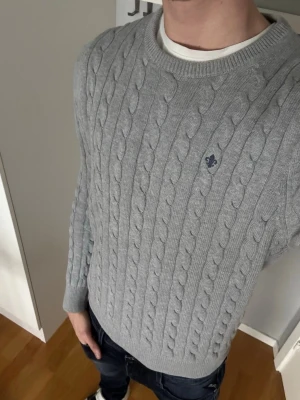 Morris Kabelstickad tröja - Grå Morris Kabelstickad tröja | Grymt skick | Storlek M, modellen är 185 | Ställ gärna frågor 🙌🏼