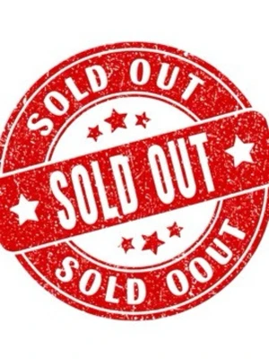 Vit stickad tröja från Ami - Vit stickad tröja från Ami Alexandre Mattiussi med rund hals och ribbade muddar. På bröstet finns ett stort rött hjärta och bokstaven A som broderad detalj. Perfekt för dig som gillar stilrena plagg med en twist.