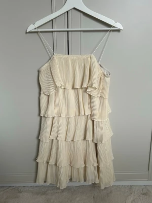 Ljusgul Volang Klänning - Jättefin ljusgul volang klänning perfekt inför sommaren!🤍🤍