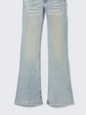 Bootcut jeans ljusblå Cheap Monday - Ljusblå bootcut jeans med låg midja från Cheap Monday. Skinny passform upptill och utsvängda ben. Snygga slitningar framtill och klassisk femficksmodell. Perfekta för en trendig och avslappnad look.