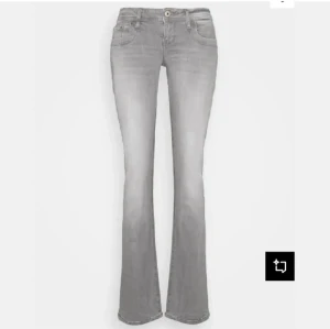 Grå bootcut jeans low rise - Snygga grå jeans från LTB i bootcut-modell med låg midja. Knappt använda då de bara ligger i min garderob. De är uppsprätta längst ner Innerbenslängd 77cm. Nypris 799kr
