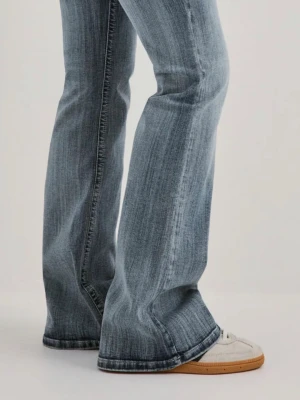 Blå bootcut jeans med tvättad look - Snygga blå bootcut jeans med tvättad effekt och lätt slitna detaljer. Jeansen har en klassisk femficksmodell och är tillverkade i denim med en skön passform. Perfekta för dig som gillar en avslappnad men trendig stil.