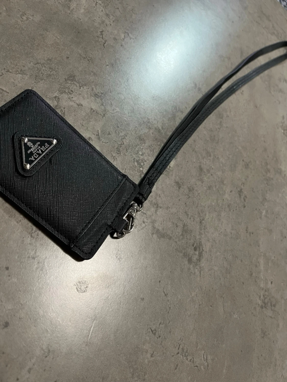 Svart korthållare med rem från HM - 2