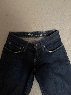 Levi's ultra low bootcut  - Säljer ett par mörkblå Levi's bootcut jeans vintage, köpta ifrån Plick men har vuxit ur dom💕Det är bootcut modell som jag kan skicka bild på vid intresse, köpa för 900kr säljer för 700, pris går att diskutera💕💕