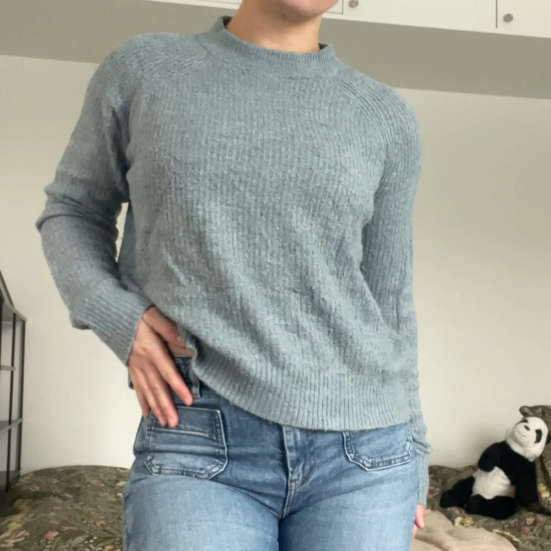 Ljusgrå stickad tröja med rund hals - 1