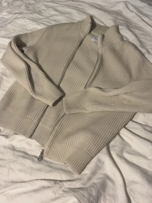 Stickad cardigan - Stickad kofta i fint skick! Inga defekter alls, säljer då den är för liten. Kom med prisförslag🫱🏻‍🫲🏼