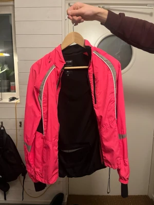 Rosa tunn jacka  - Säljer en rosa tunn jacka perfekt för att kunna springa i.  Jackan är inte använd mycket och är i storlek 36. 