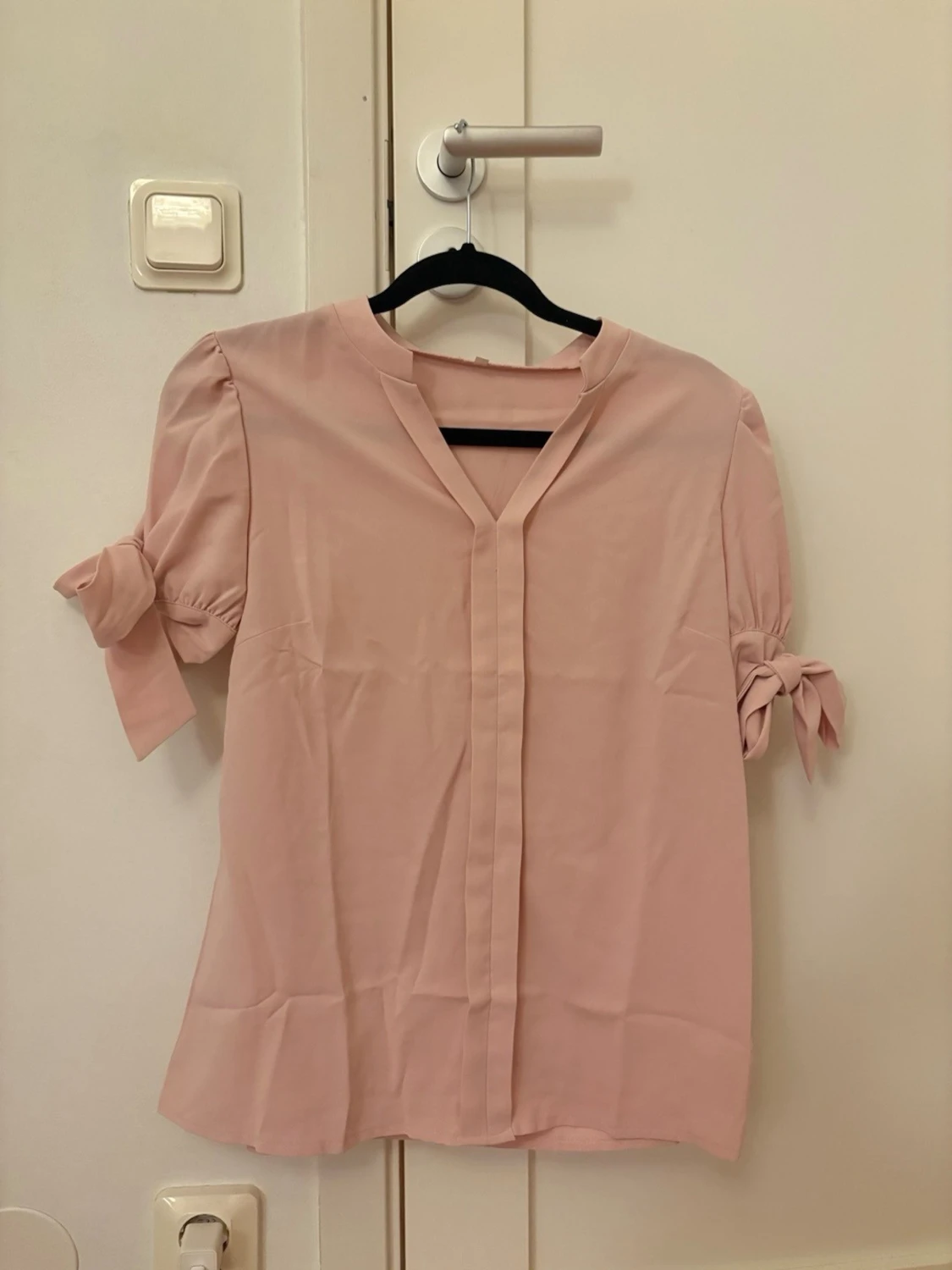 Ljusrosa blus med knytärmar