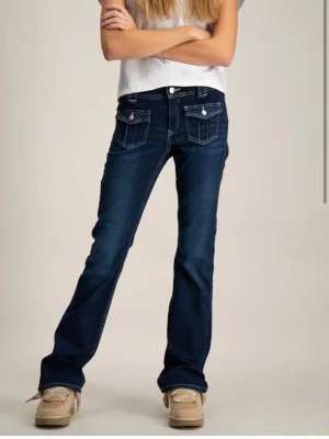 Jättesnygga bootcut jeans  - Jättesnygga bootcut jeans från Gina, jag säljer  en nyans jusare än vad som visas på den första bilden, men dom är ändå ganska lika. Skicket är mycket bra och har tagit väl hand om dom! 