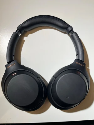 Sony WH-1000XM4 Over-ear Hörlurar - Säljer mina Sony WH-1000XM4 hörlurar i svart. Använda i lite mer än 1 år. Funkar som de ska, bra ljud och brusreducering. Har några små märken, men syns knappt om man inte tittar noga. Pris: 1400 kr. Skriv gärna om du är intresserad 😊