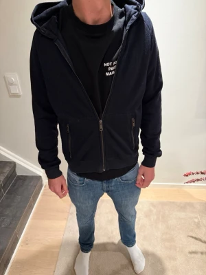 Mörkblå hoodie med dragkedja - Säljer en as go mörkblå zip hoodie från Prada! Den är storlek small och är rikigt god har även kört den lite som en tunn jacka och det funkar också riktigt bra! 