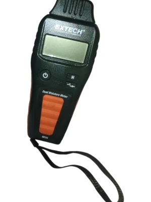 Extech MO55 Dual Moisture Meter – Kombinerad pin/pinless fuktmätare i mycket gott skick - Extech MO55 Combination Pin/Pinless Moisture Meter – professionellt fuktmätinstrument från Extech (numera del av FLIR/Teledyne). Detta pålitliga verktyg används dagligen inom bygg, sanering, fastighetsunderhåll, snickeri och VVS för att snabbt och exakt detektera fukt i trä och byggmaterial. Viktiga egenskaper: Dubbel mätmetod: Pin-mode (invasiv med stift) för precisionsmätning samt pinless-mode (icke-invasiv) med kapacitiv sensor för ytmätning upp till ca 25 mm djup utan att skada. 