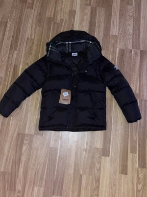 Burberry jacka  - Säljer denna fina burberry jackan den är helt ny inga skador eller defekter. Man kan göra den till väst också. Priset ej hugget i sten.