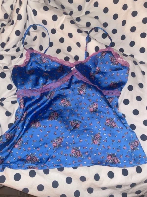 Blå siden topp - Skön siden topp. Kan användas som sommar topp eller sov kläder. Den är tyvärr lite för stor för mig💕