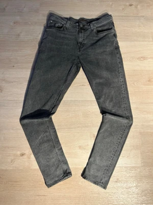 Gråa Nudie Pipe Led jeans W34 L34 - Fina Nudie Jeans i grå färg. Jeansen är i mycket bra skick och sparsamt använda. |  Äkta som allt annat jag säljer! ✅ |  Storlek: W34 L34 | Skick: Mycket Bra Skick | Färg: Grå | Märke: Nudie | Modell: Jeans  |  Hör gärna av dig vid frågor så svarar jag så fort jag kan! 😁|  