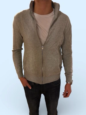 Ljusgrå helzip - Ljusgrå ziptröja med hög krage och långa ärmar. Tröjan har ribbade muddar vid ärmslut och nederkant samt en hel dragkedja framtill. Perfekt att slänga över en t-shirt för en clean och enkel look.