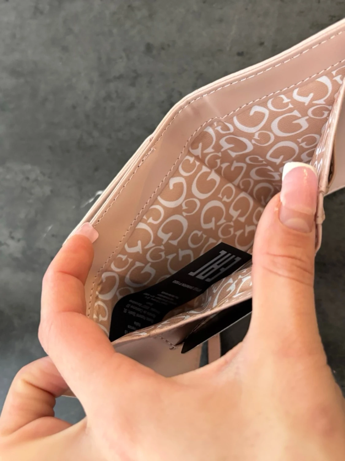 Ljusrosa plånbok från Guess - 4