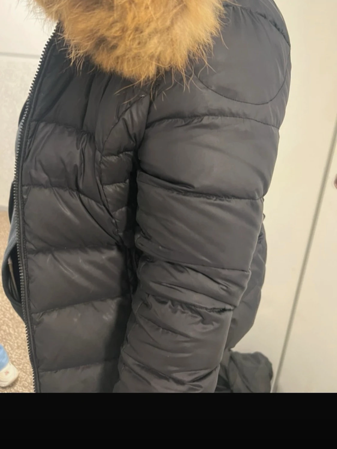 Svart pufferjacka med päls 