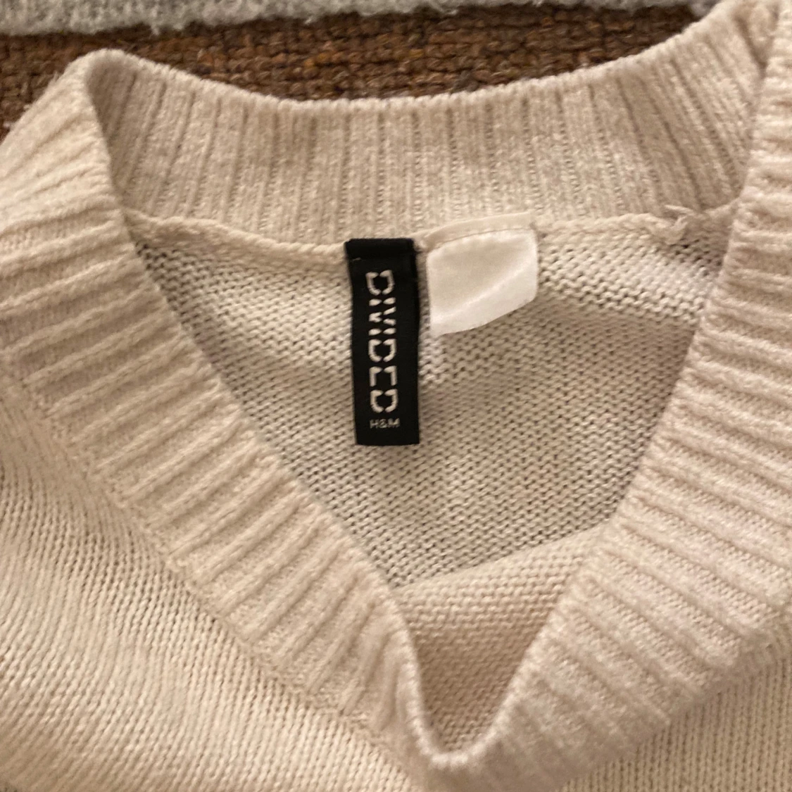 Vit stickad tröja med svarta ränder - 1