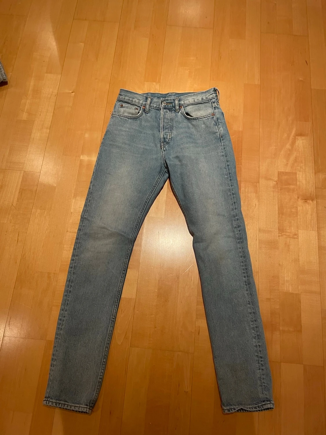 Ljusblå raka jeans från weekday