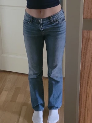 Levi's lågmidjade jeans - Säljer ett par klassiska ljusblå jeans från Levi's med rak passform och låg midja. 