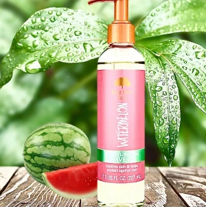 Moisturizing Shave Oil Watermelon från Tree Hut! - Moisturizing Shave Oil Watermelon är en återfuktande rakolja som förhindrar irritation och skärsår vid rakning. 227 ml. Oanvänd.