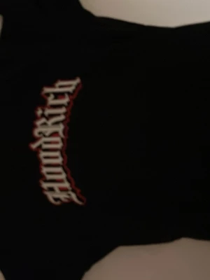 Svart Hoodrich t-shirt med tryck - Snygg svart t-shirt från Hoodrich med stort vitt och rött tryck på bröstet i gotisk stil. Klassisk passform och rund halsringning, perfekt till jeans eller shorts. Tillverkad i mjuk bomull för skön känsla hela dagen.  Pris kan diskuteraa