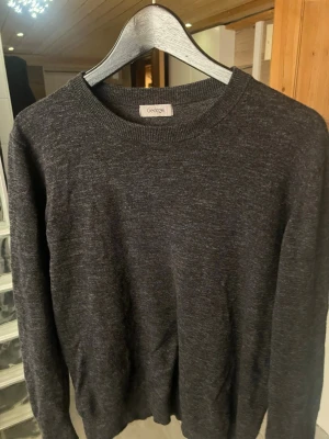 Mörkgrå stickad tröja George - Mörkgrå stickad tröja från George med rund halsringning och långa ärmar. Tröjan har en enkel och stilren design, perfekt att matcha med jeans eller chinos. Materialet är mjukt och bekvämt, vilket gör den skön att bära under kyligare dagar. Sitter som en Small. Inget fel på den.