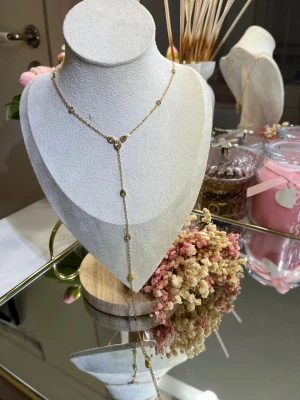 Halsband 18K guldpläterad med zirkon - Elegant Y-design med flera zirkonstenar. Perfekt till både vardag och fest.  Detaljer: 	•	18K guldpläterad 	•	Zirkon Skicka meddelande för fler bilder eller mått