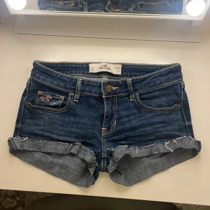 Lowwaist hollister shorts - Lågmidjade Hollister shorts med snygga slitningar. Använda fåtal gånger. Skulle säga att dem är (xs-s) Priset kan diskuteras💕