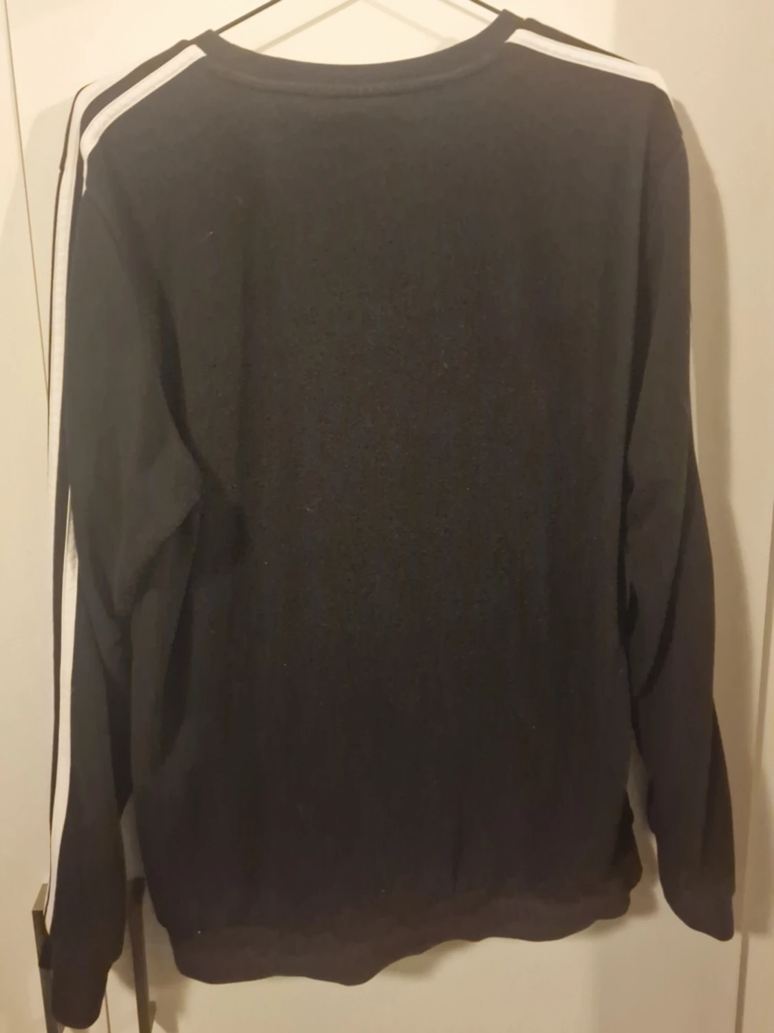 Svart Adidas sweatshirt med vita ränder - 1