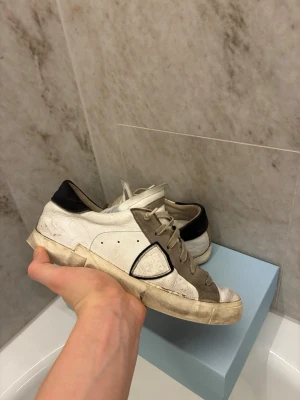 Philippe Model skor - Skor från Philippe model i storlek 41. Skorna är ganska använda men har också en sliten design. Förutom skicket så har dem defekt på hälen på båda skorna men för priset är det ändå bra. Priset är ej hugget i sten, hör av er vid frågor🙌