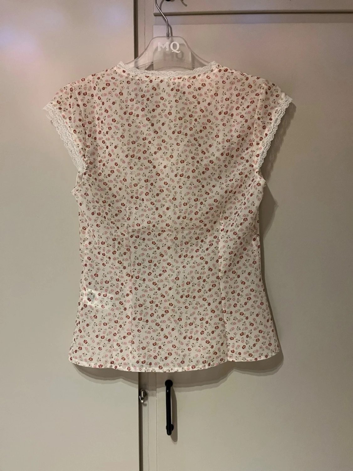 Vit blommig blus med knappar - 1