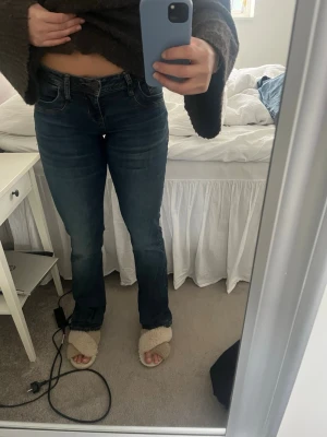 Mörkblå LTB jeans - Säljer ett par mörkblå LTB jeans i modellen VALARIE med klassisk femficksdesign och kontrastsömmar. Jeansen har låg midja och är i ett stretchigt denimtyg som sitter snyggt på kroppen.