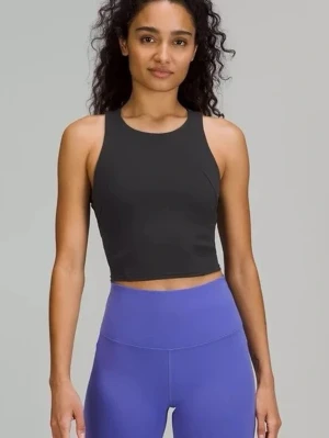Lululemon träningstopp - Säljer denna svarta träningstopp från Lululemon i modellen ”Wunder Train Racerback Tank Top”. Den har inbyggd sport bh och är sweatproof, så väldigt bra för hårdare träningspass!!❤️ 