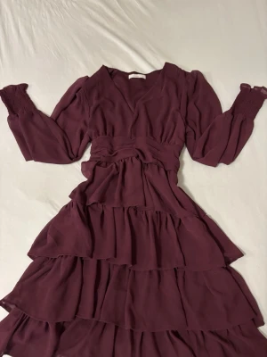 Vinröd klänning med lång ärm - Säljer en jättefin vinröd klänning från Only! Den har bara använts en gång och är i nytt skick utan defekter! Storleken är L men skulle säga att den kan passa som en M 🥰