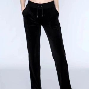  juicy couture  - svarta juicy couture. bra skick!! säljer då dom inte kommer till användning. skriv till mig innan du köper 