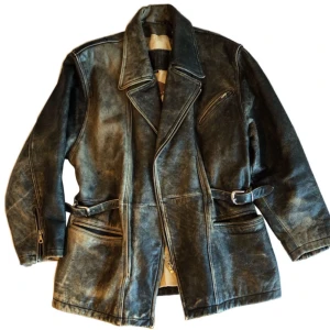 Vintage läderjacka/ skinnjacka, 80tal/ 90tal - Säljer en supercool vintage läderjacka (i äkta läder) köpt under sent 80-tal!! Jackan är som ”stentvättad” & i en större/baggy modell, & svart/brun/grå i färgen